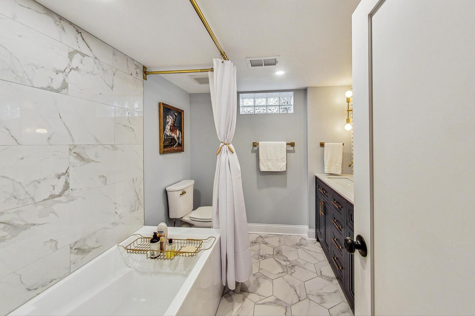 7258 W Catalpa Avenue