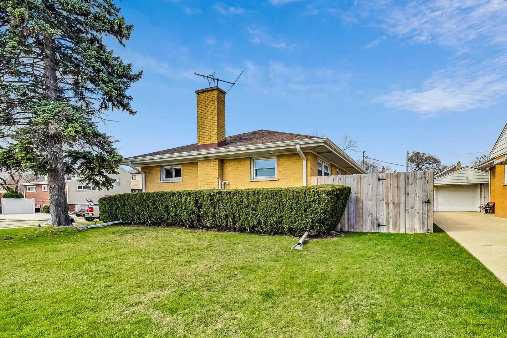 7258 W Catalpa Avenue