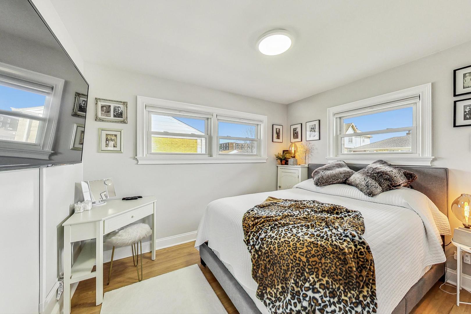 7258 W Catalpa Avenue