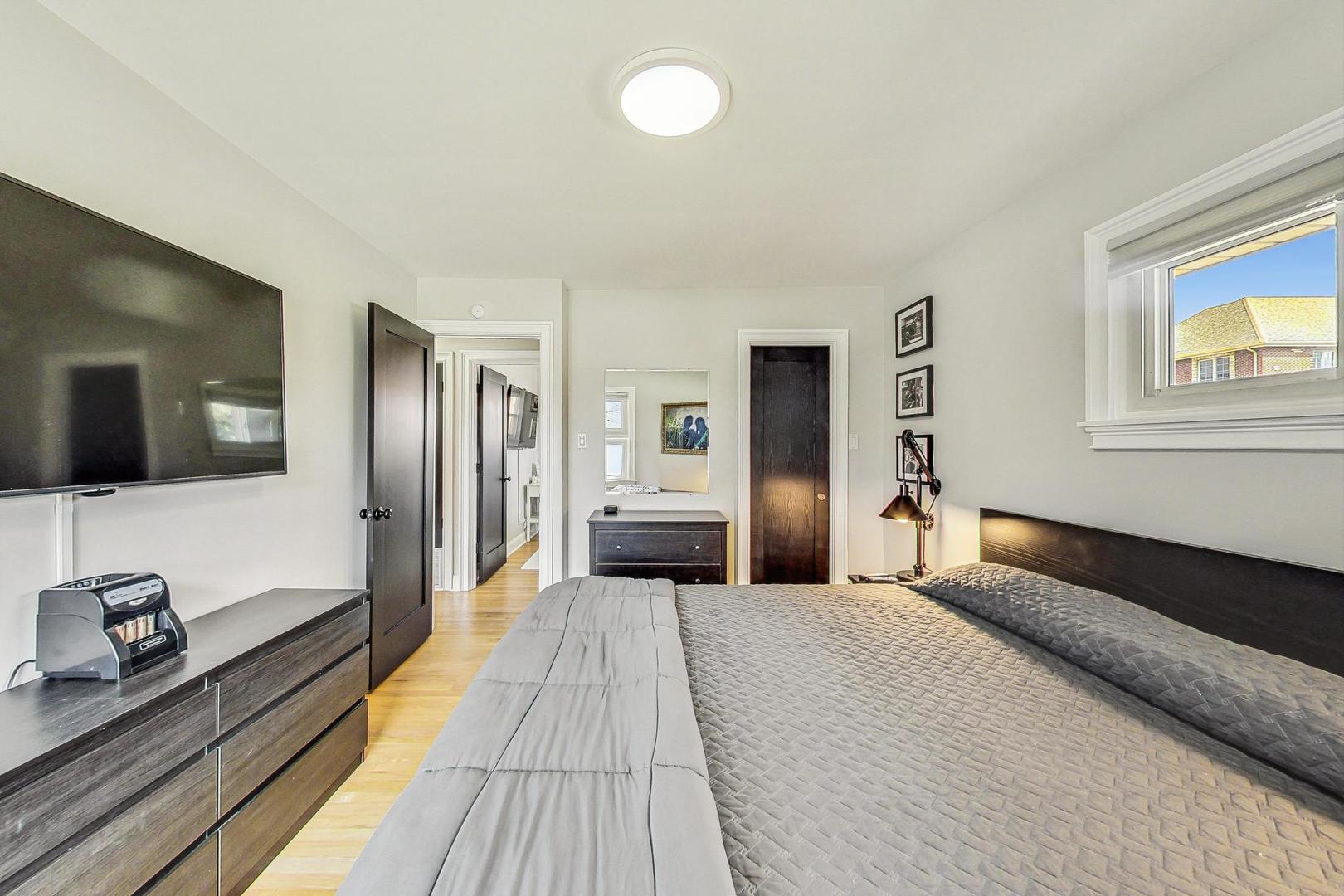 7258 W Catalpa Avenue