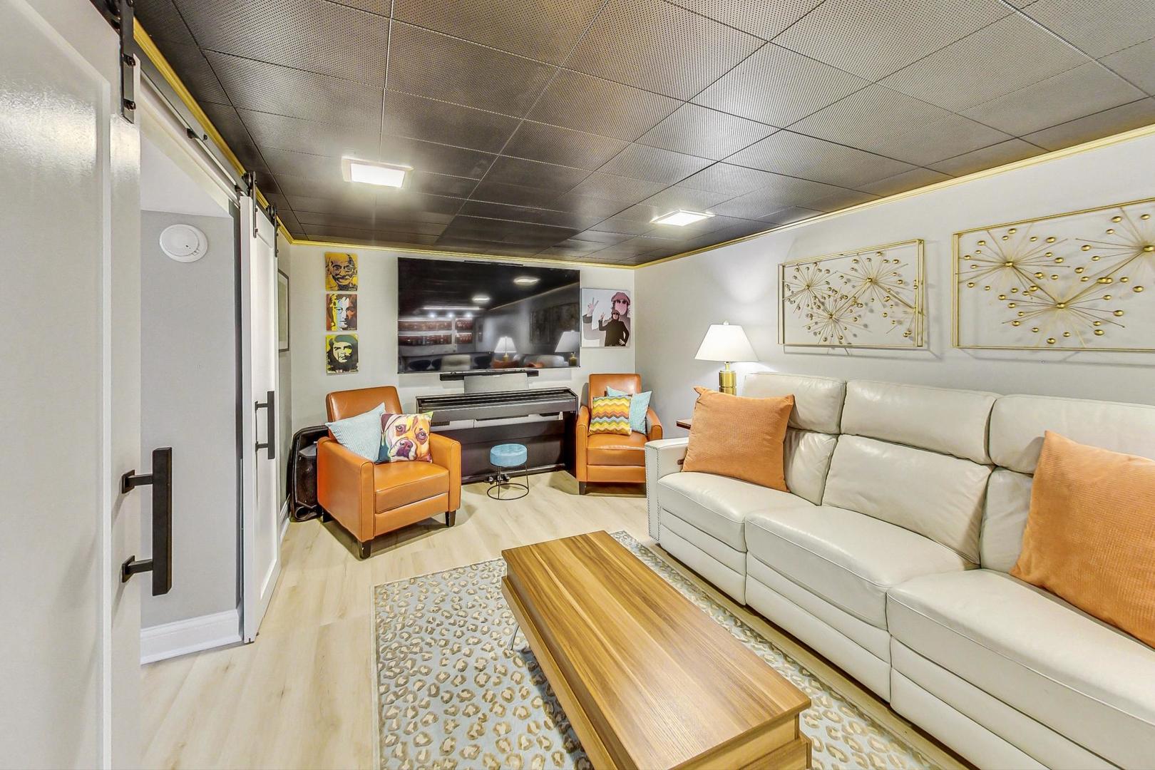 7258 W Catalpa Avenue