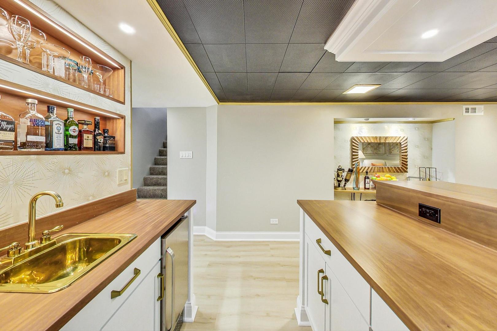 7258 W Catalpa Avenue