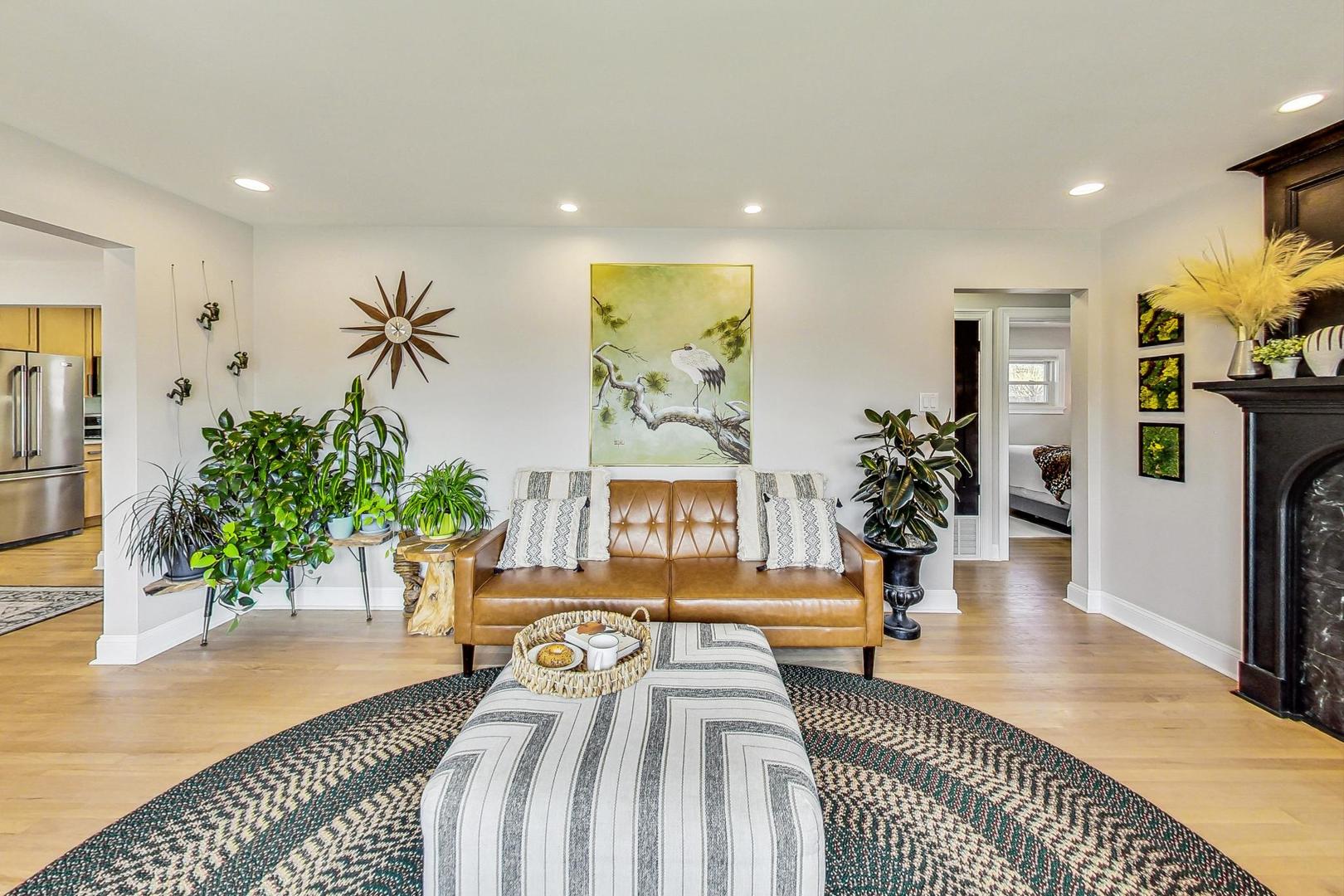 7258 W Catalpa Avenue