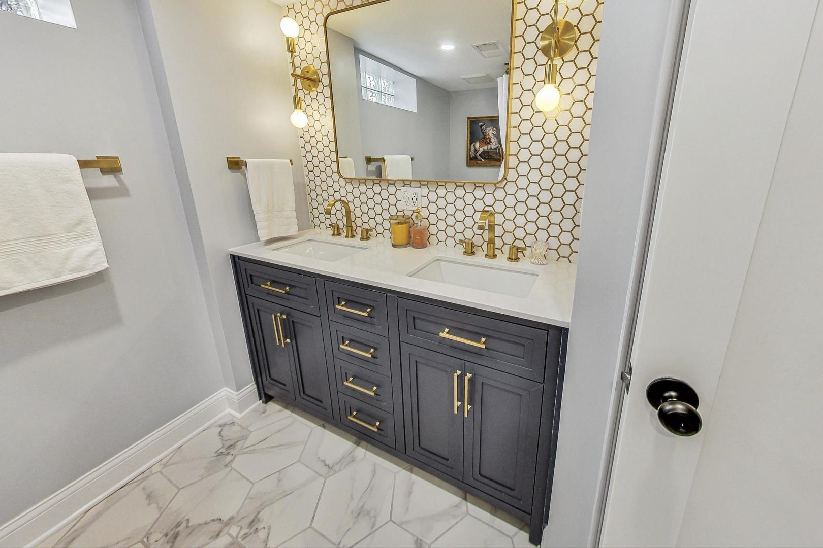 7258 W Catalpa Avenue