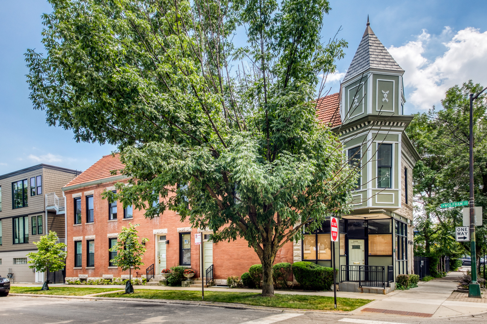 2825 N damen Avenue Unit: 2F