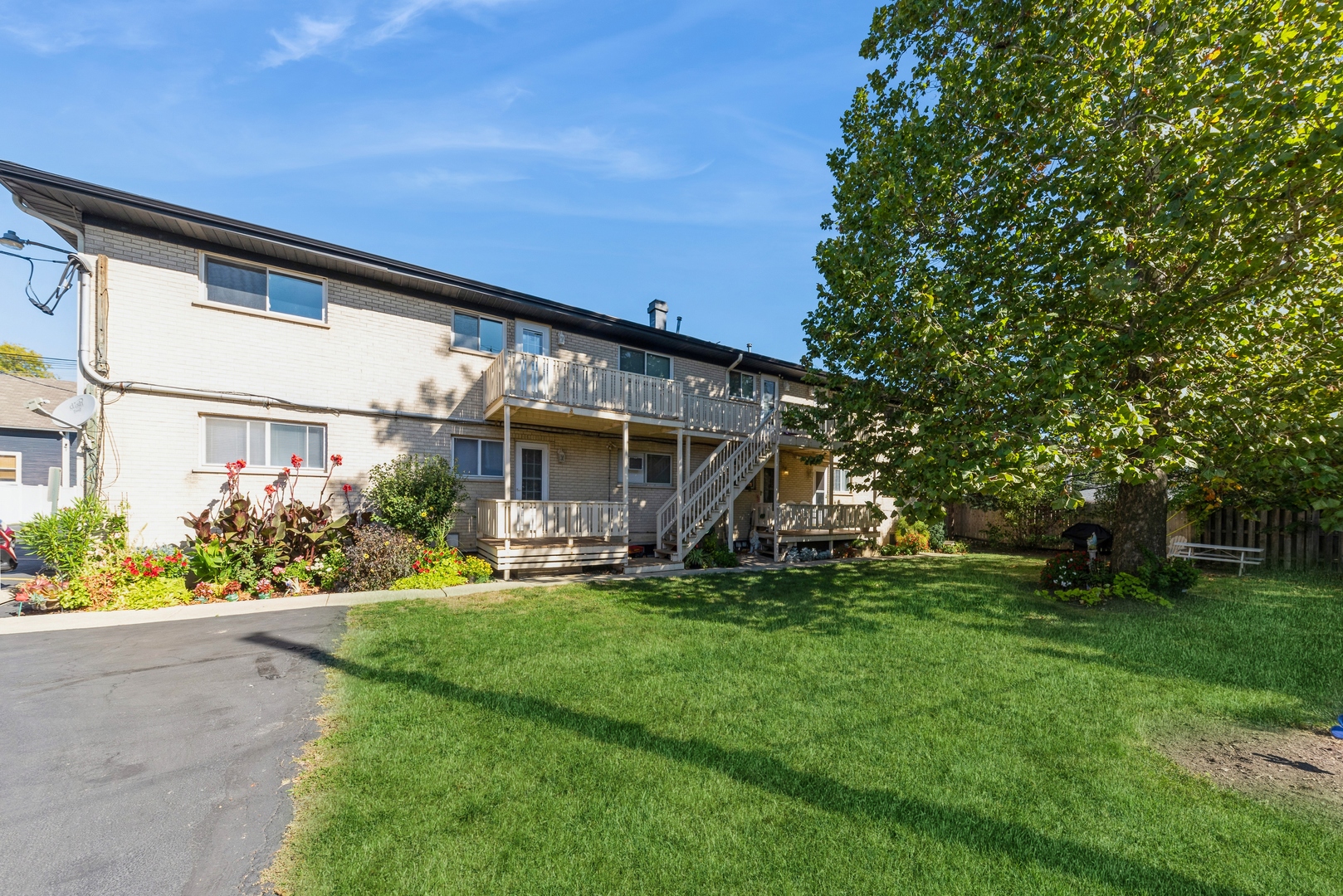 235 E Palatine Road Unit: 2E