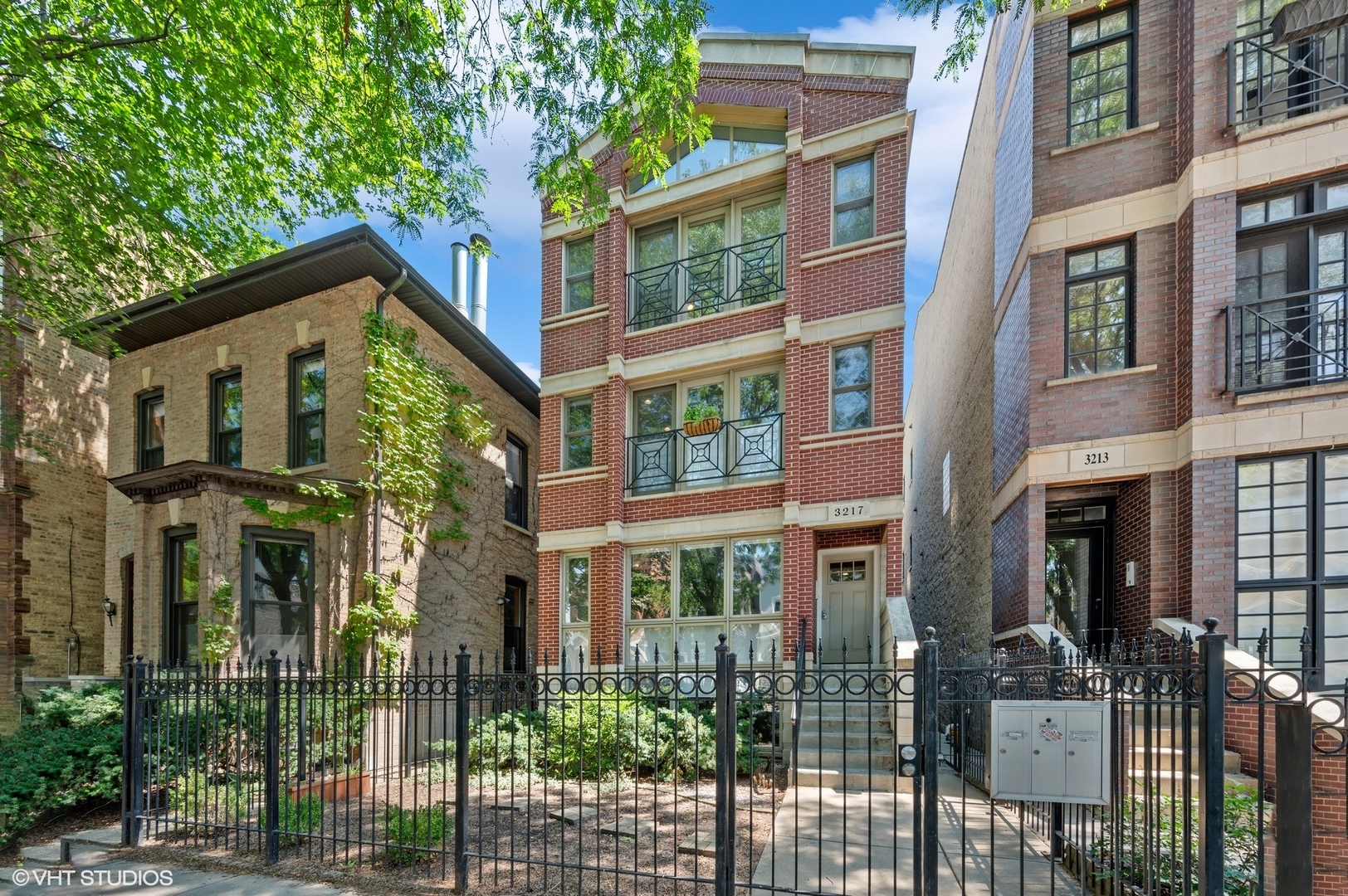 3217 N KENMORE Avenue Unit: 1