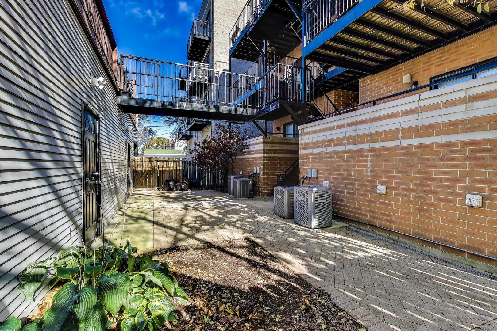 3218 N DAMEN Avenue Unit: 3S