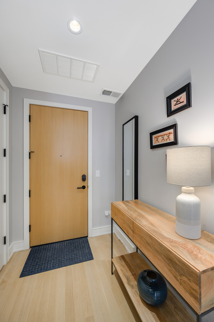 2643 N HERMITAGE Avenue Unit: 205