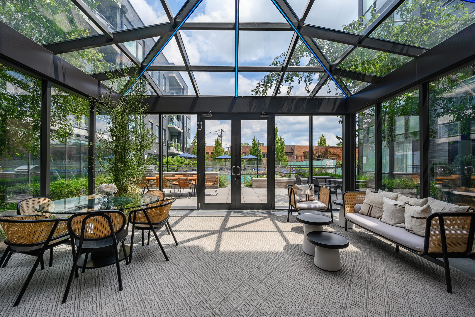 2643 N HERMITAGE Avenue Unit: 205