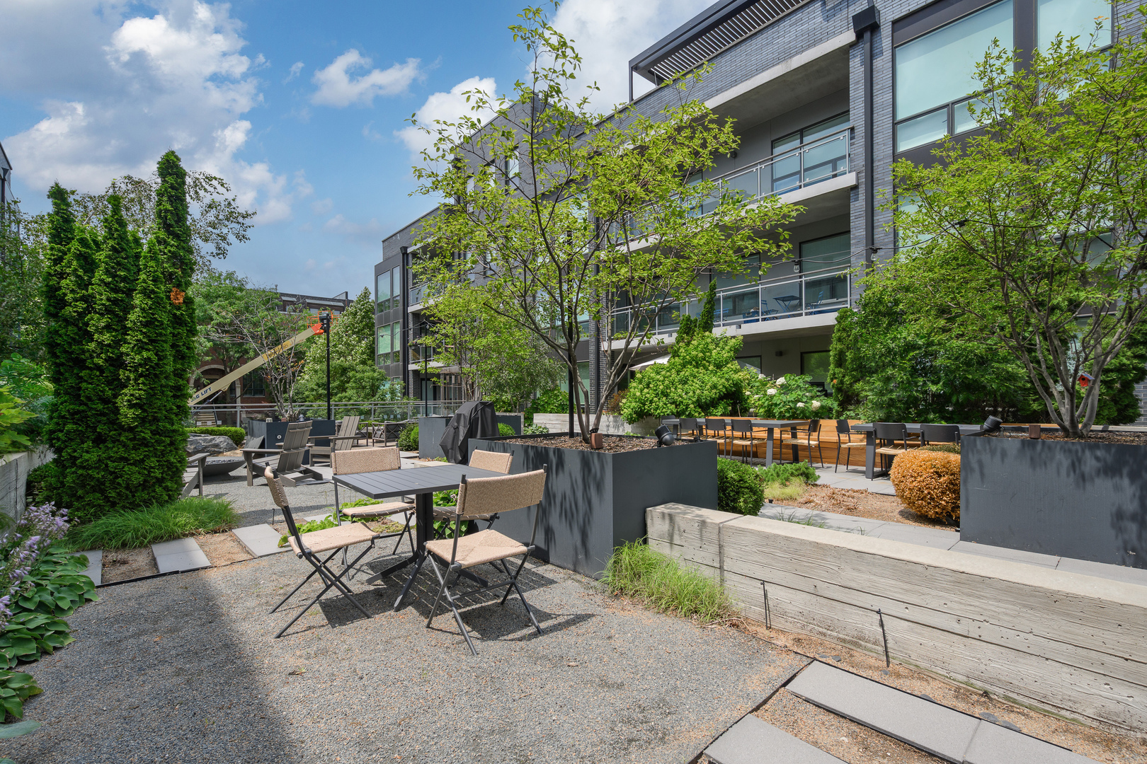 2643 N HERMITAGE Avenue Unit: 205