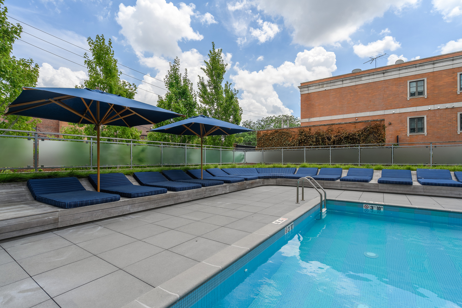 2643 N HERMITAGE Avenue Unit: 205