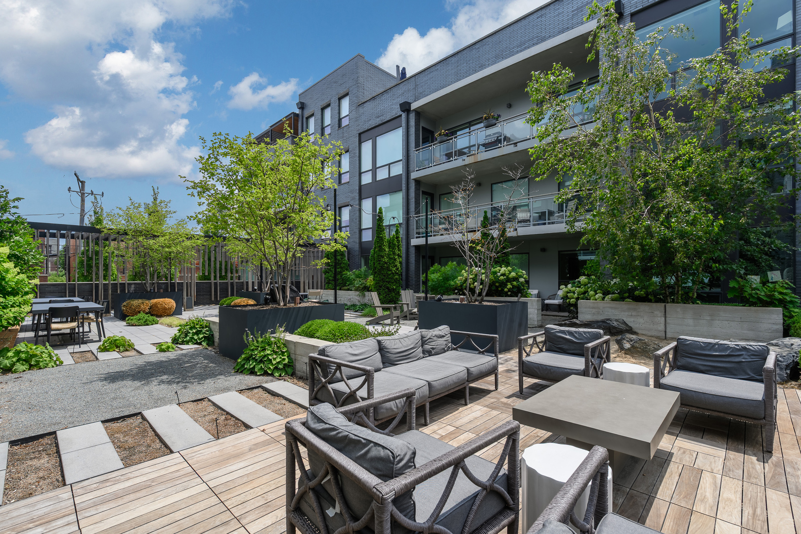 2643 N HERMITAGE Avenue Unit: 205