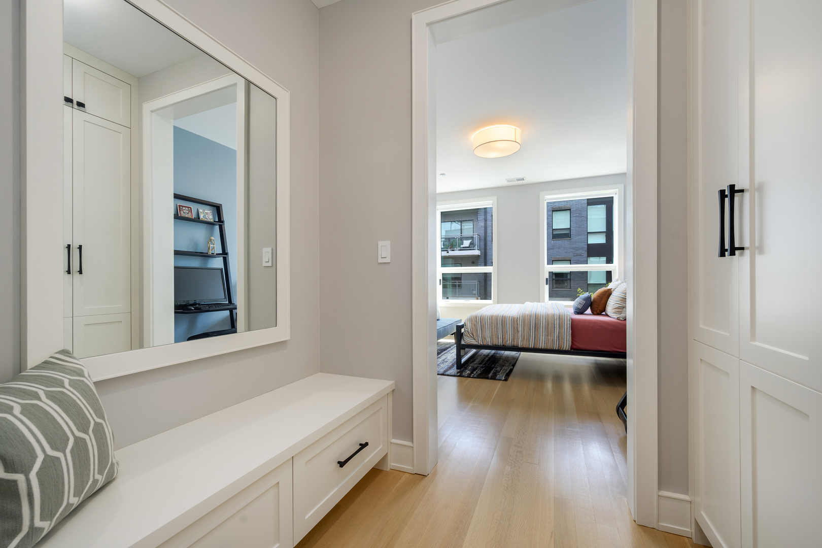 2643 N HERMITAGE Avenue Unit: 205