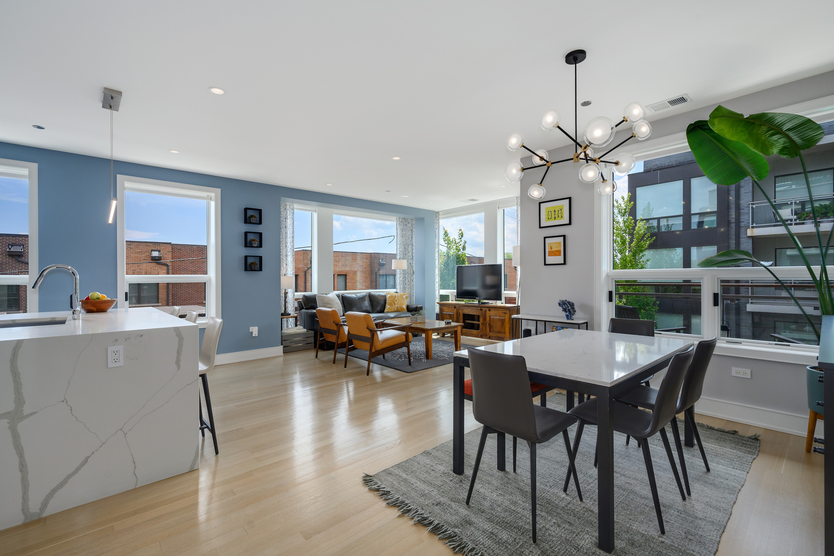 2643 N HERMITAGE Avenue Unit: 205