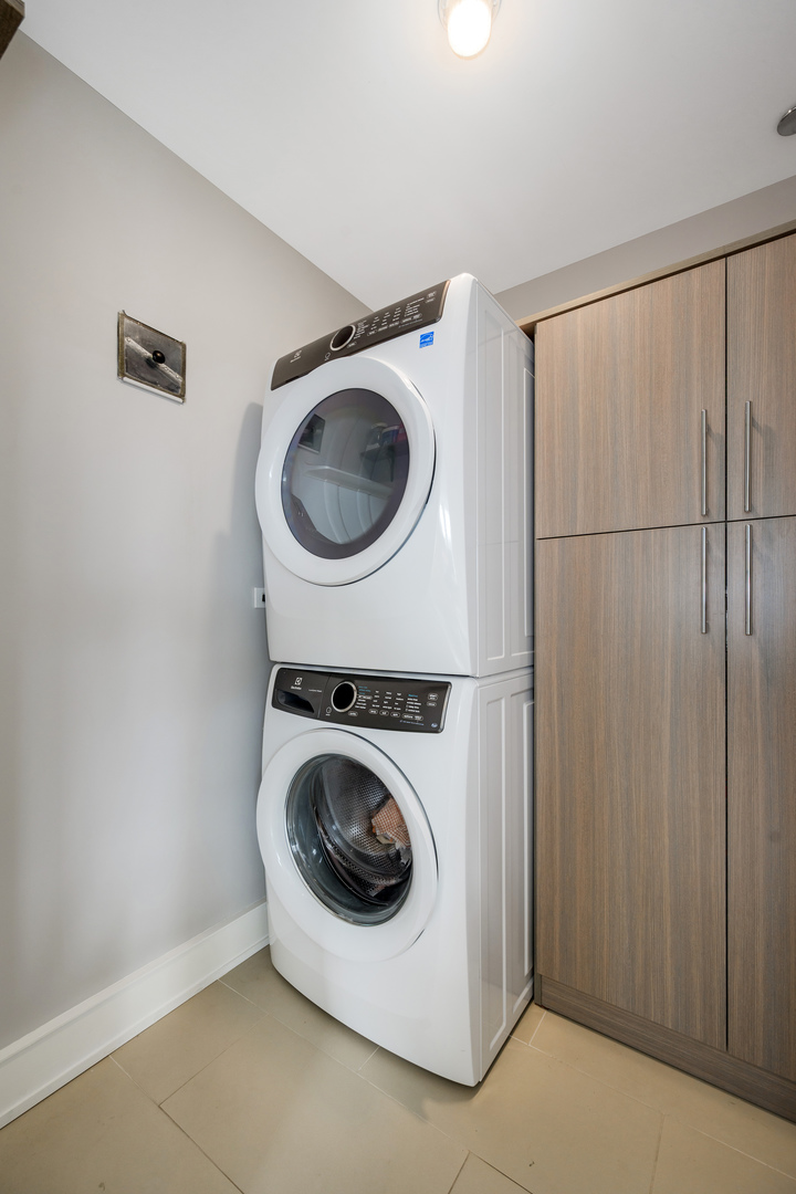 2643 N HERMITAGE Avenue Unit: 205