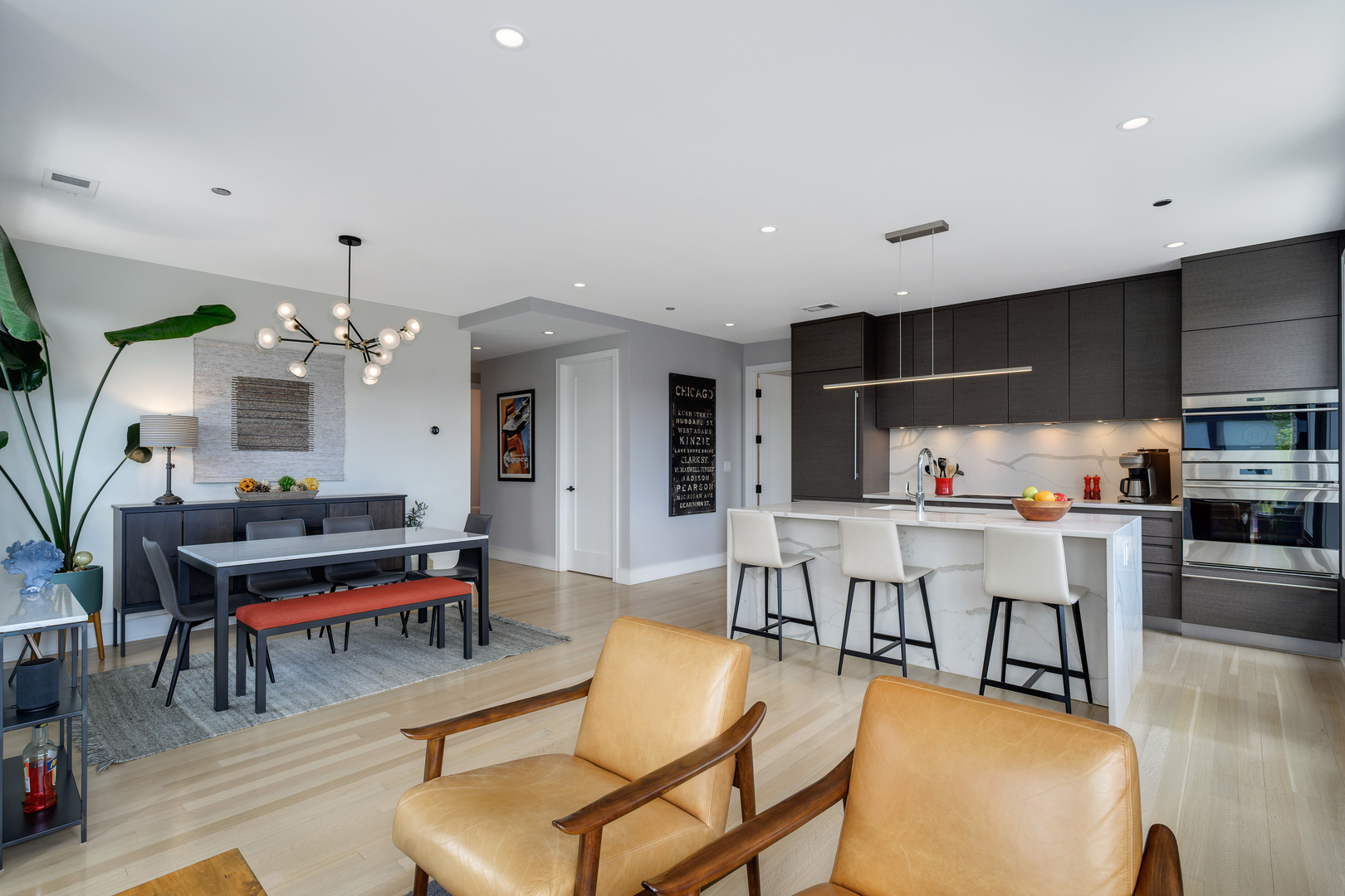 2643 N HERMITAGE Avenue Unit: 205