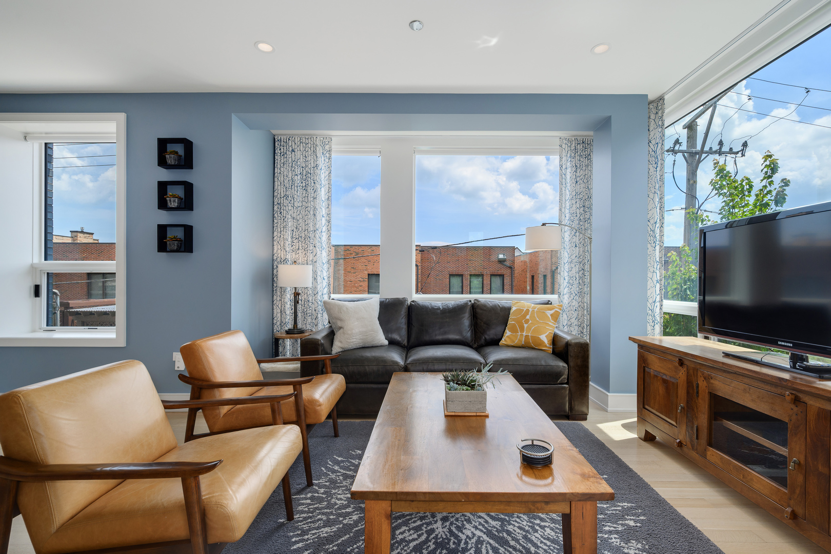 2643 N HERMITAGE Avenue Unit: 205