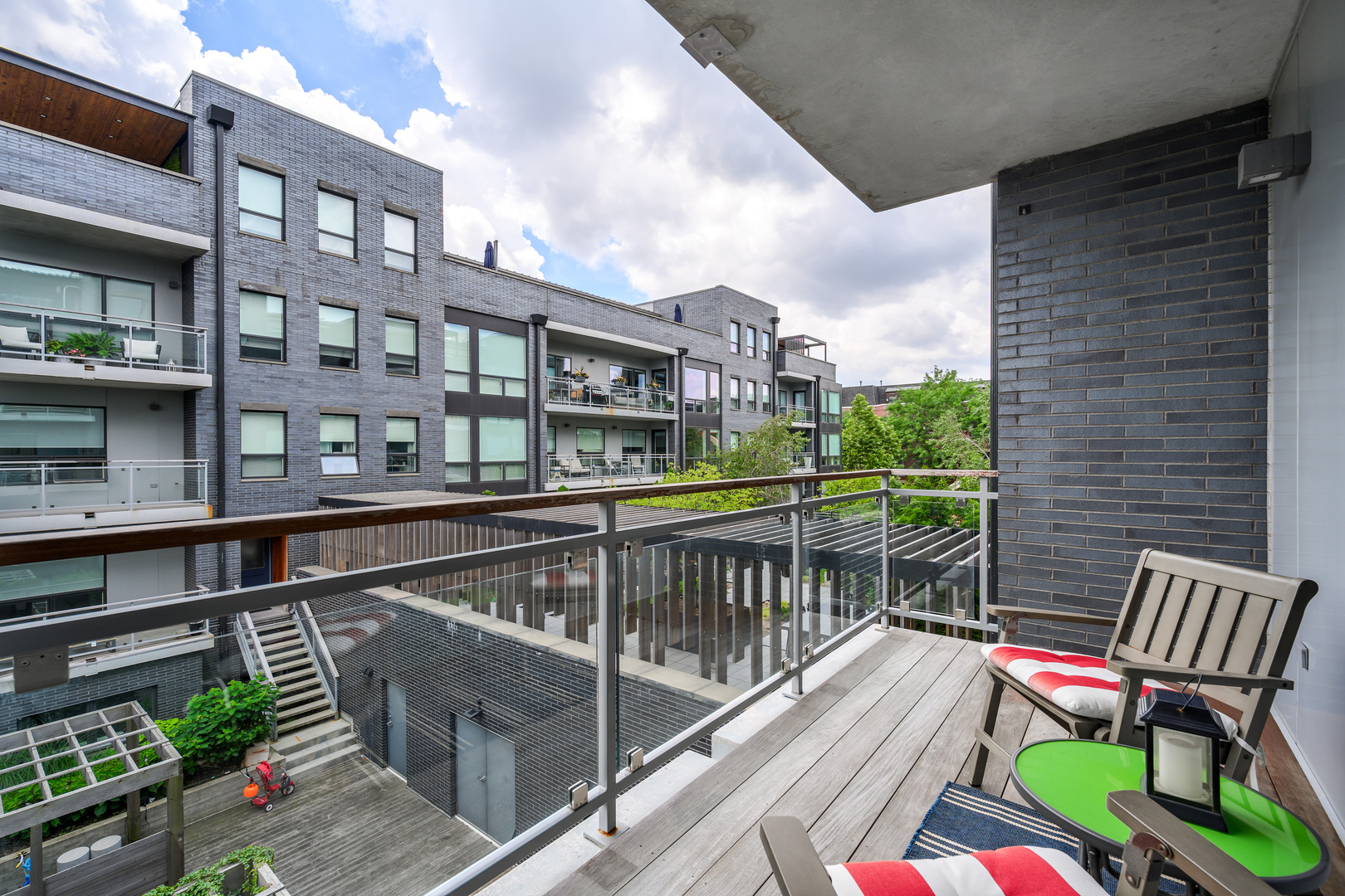 2643 N HERMITAGE Avenue Unit: 205