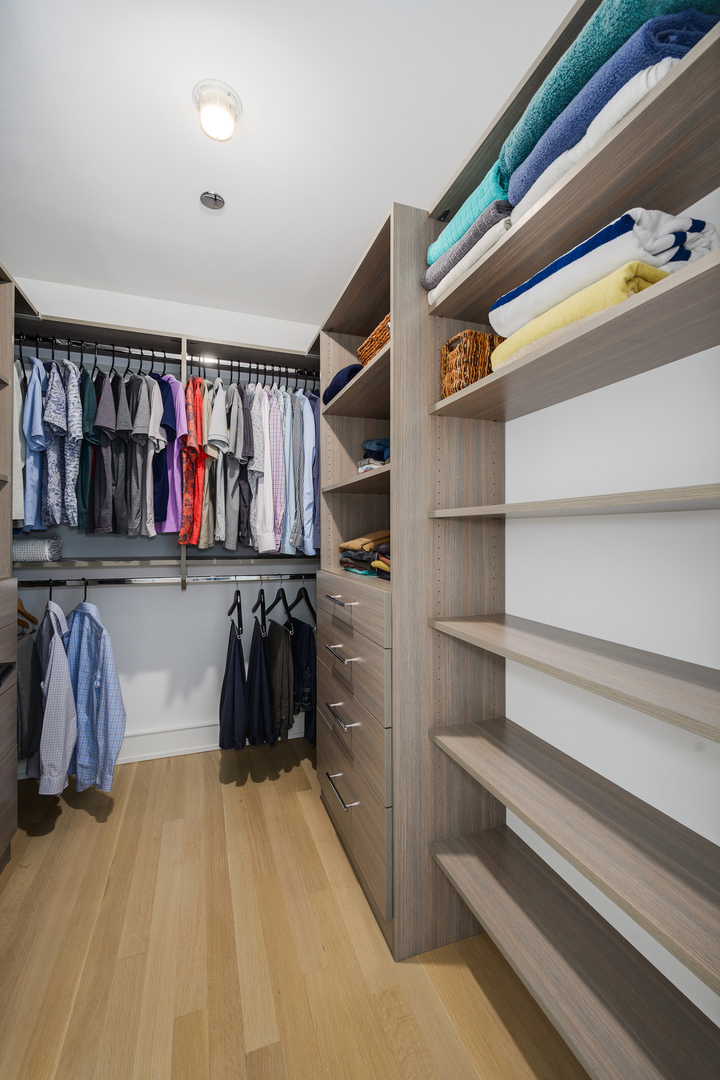 2643 N HERMITAGE Avenue Unit: 205