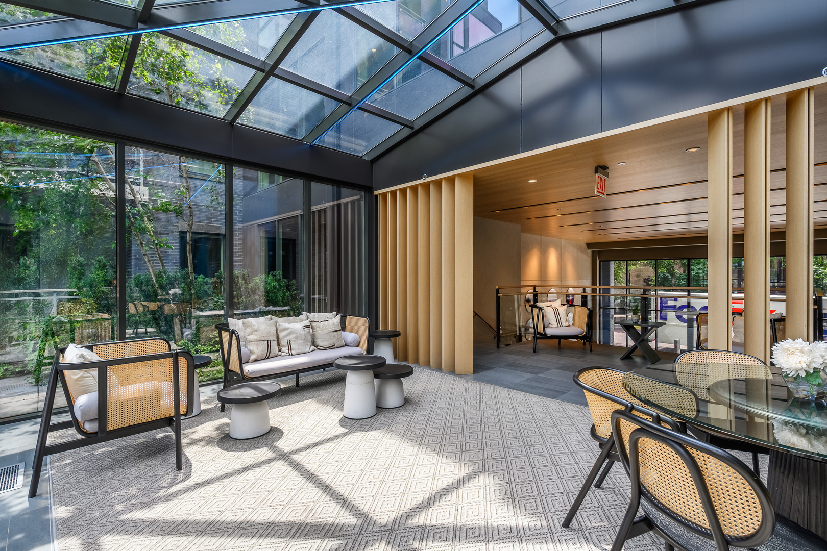 2643 N HERMITAGE Avenue Unit: 205