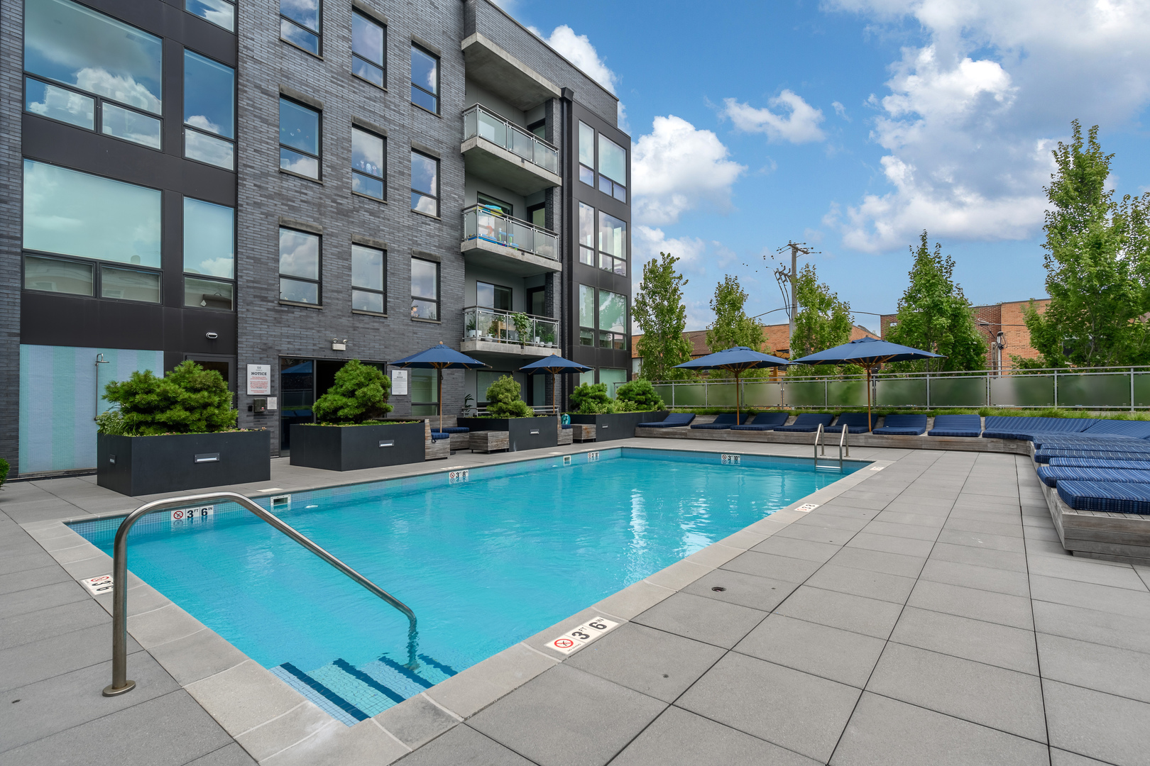 2643 N HERMITAGE Avenue Unit: 205