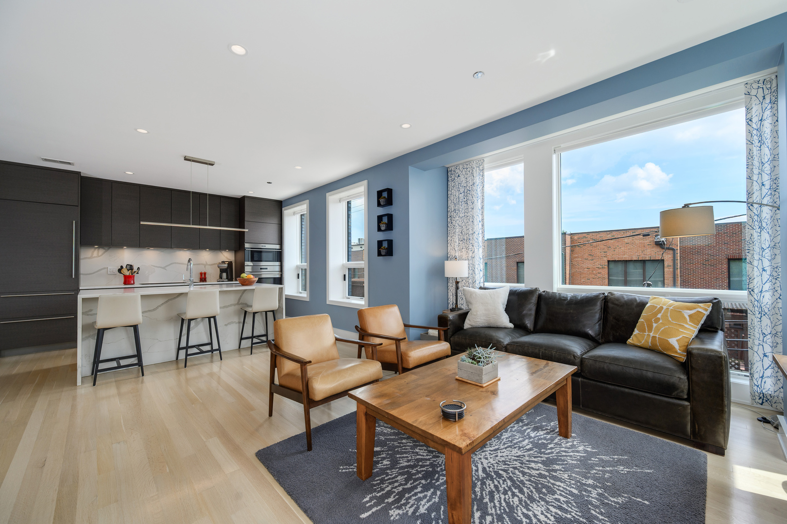 2643 N HERMITAGE Avenue Unit: 205