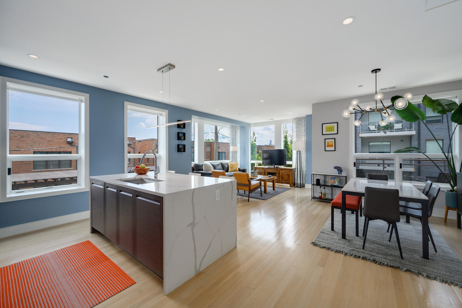 2643 N HERMITAGE Avenue Unit: 205