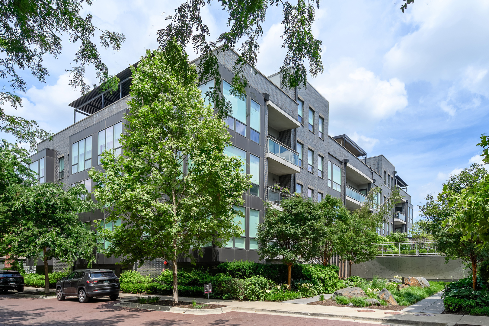 2643 N HERMITAGE Avenue Unit: 205