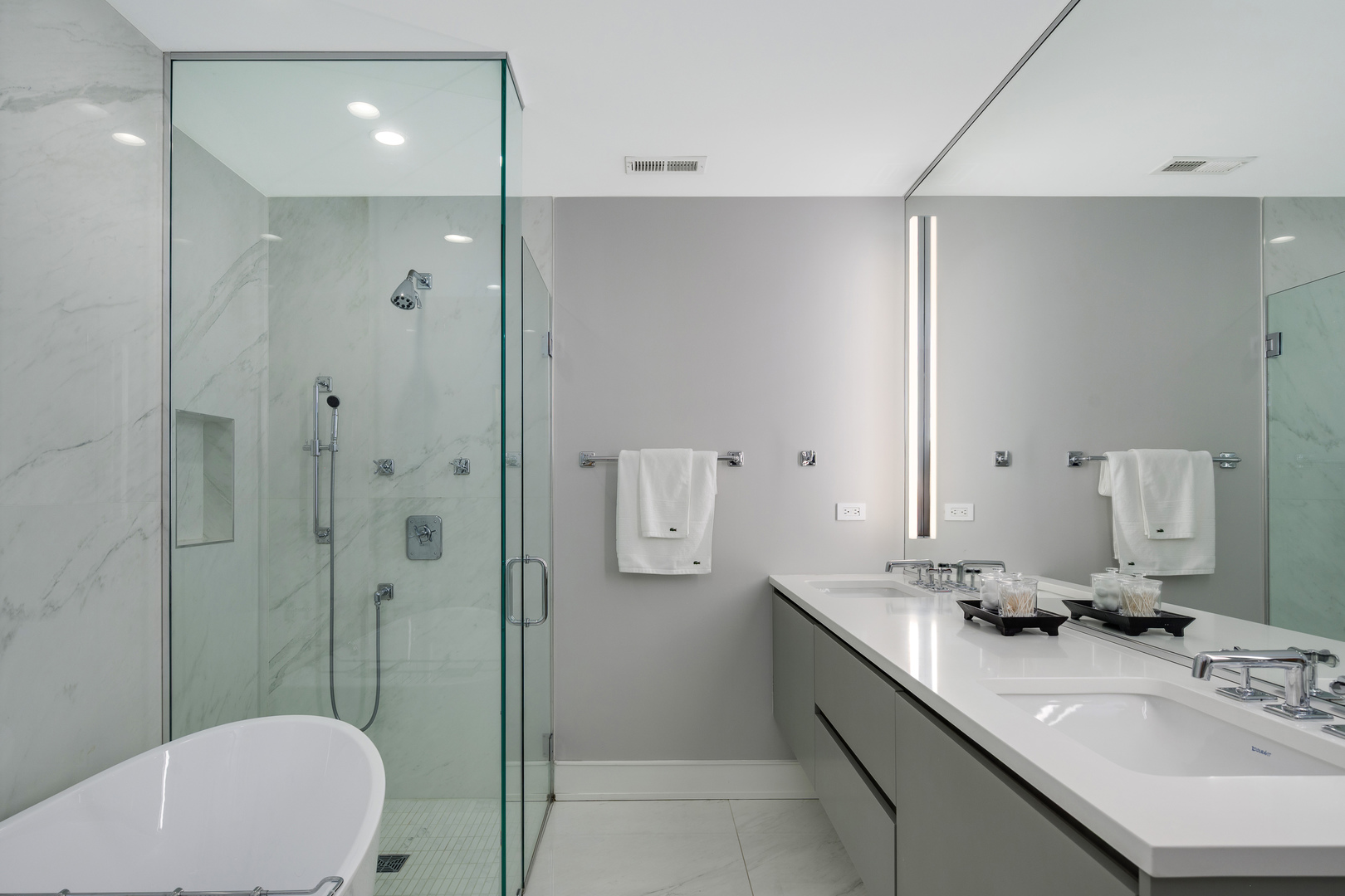 2643 N HERMITAGE Avenue Unit: 205