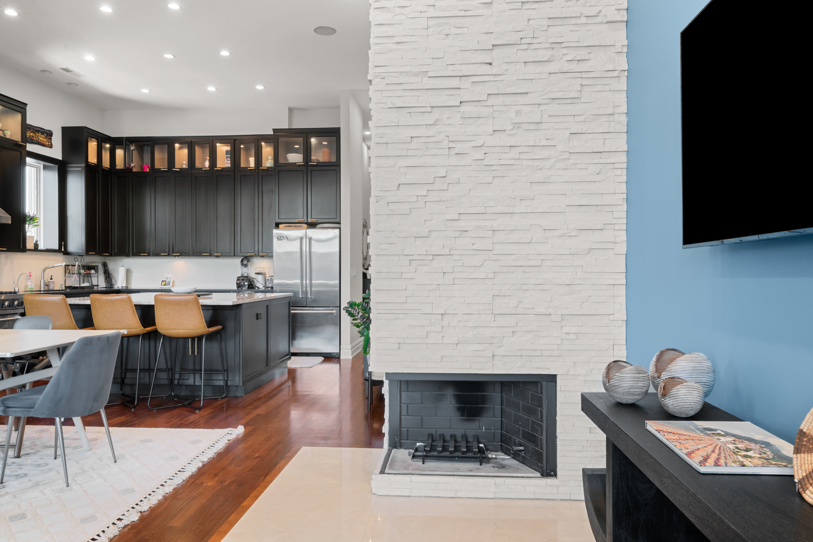 3161 N Halsted Street Unit: 401