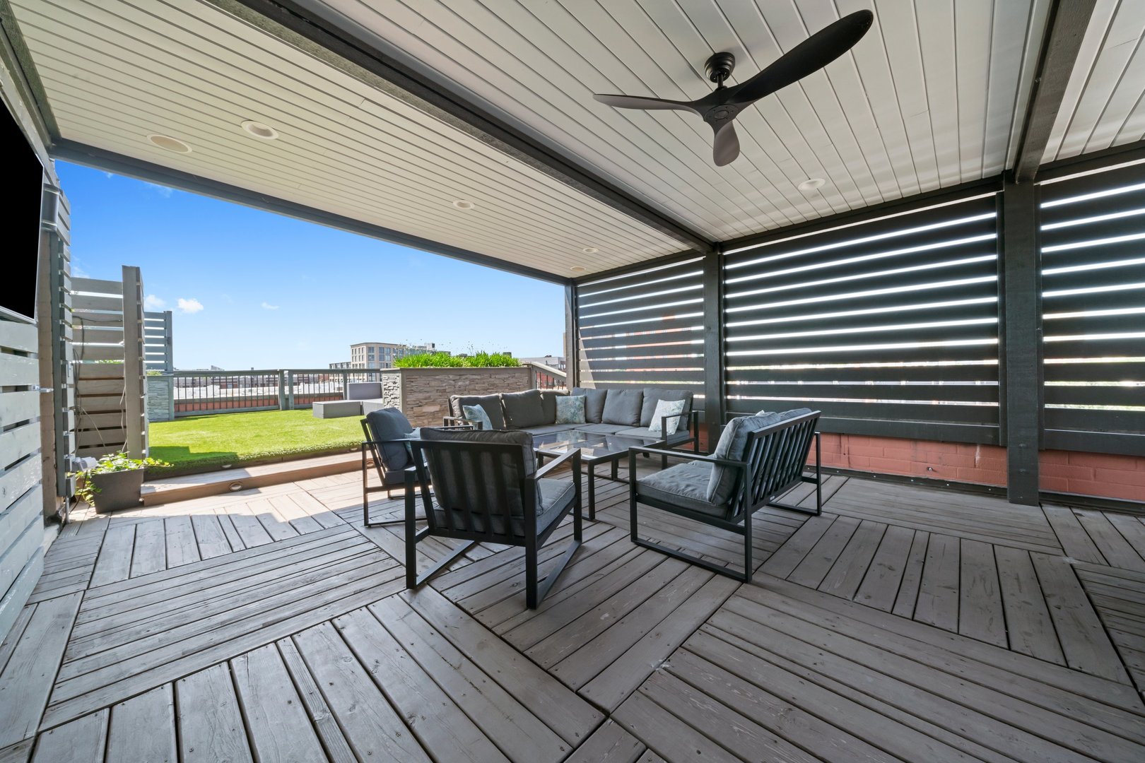 3161 N Halsted Street Unit: 401