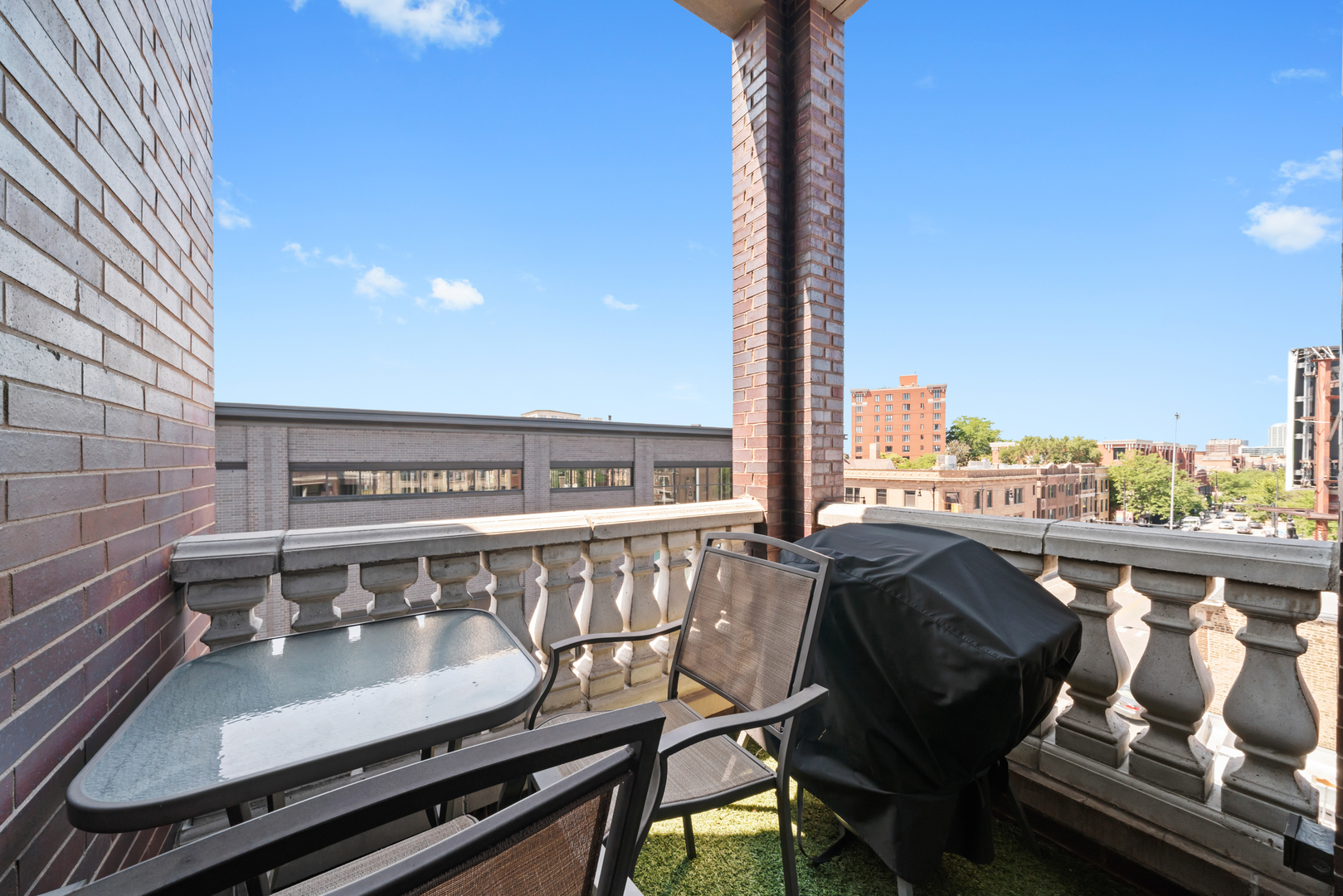 3161 N Halsted Street Unit: 401
