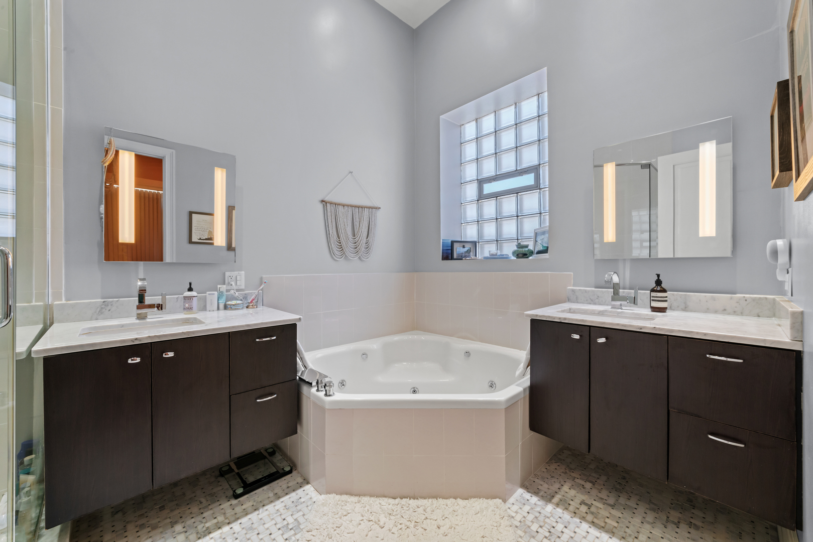 3161 N Halsted Street Unit: 401