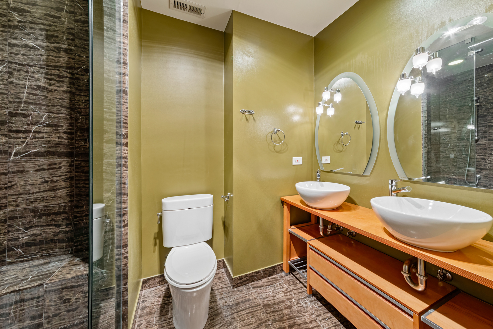 902 W Newport Avenue Unit: 2