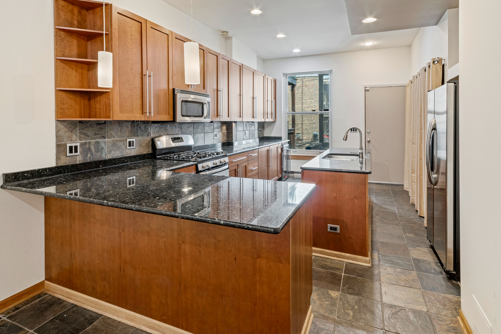 902 W Newport Avenue Unit: 2