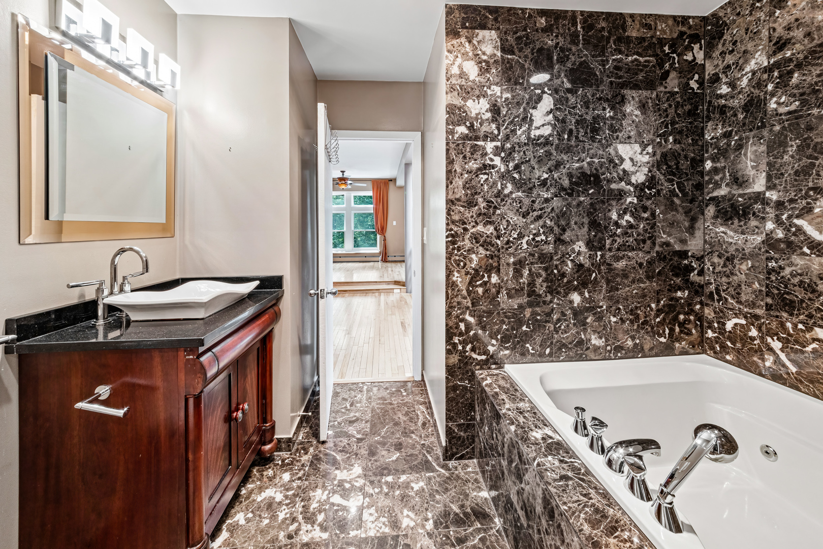 902 W Newport Avenue Unit: 2