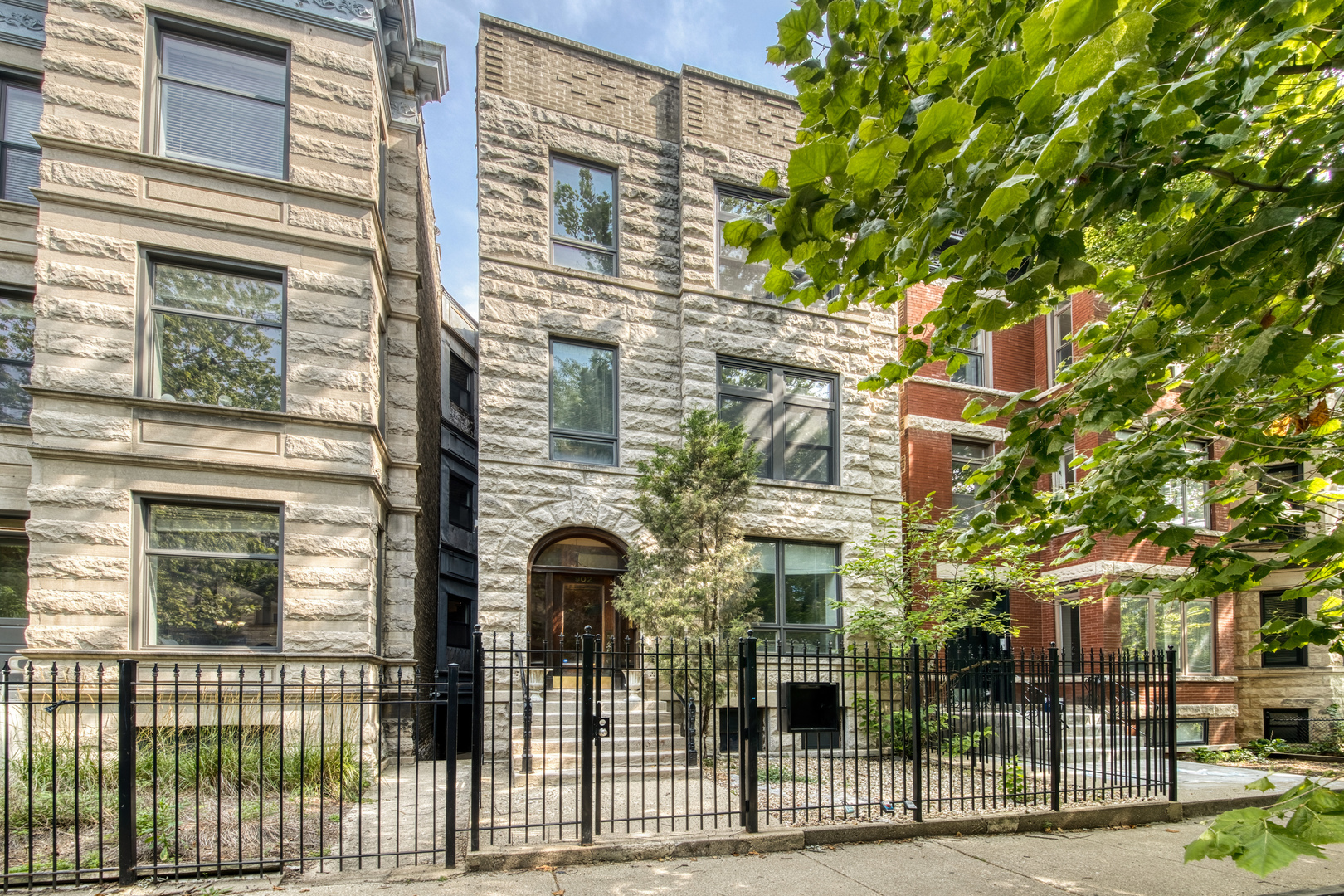 902 W Newport Avenue Unit: 2