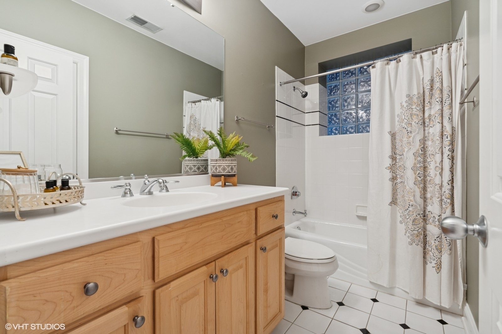 1724 N Mohawk Street Unit: 1