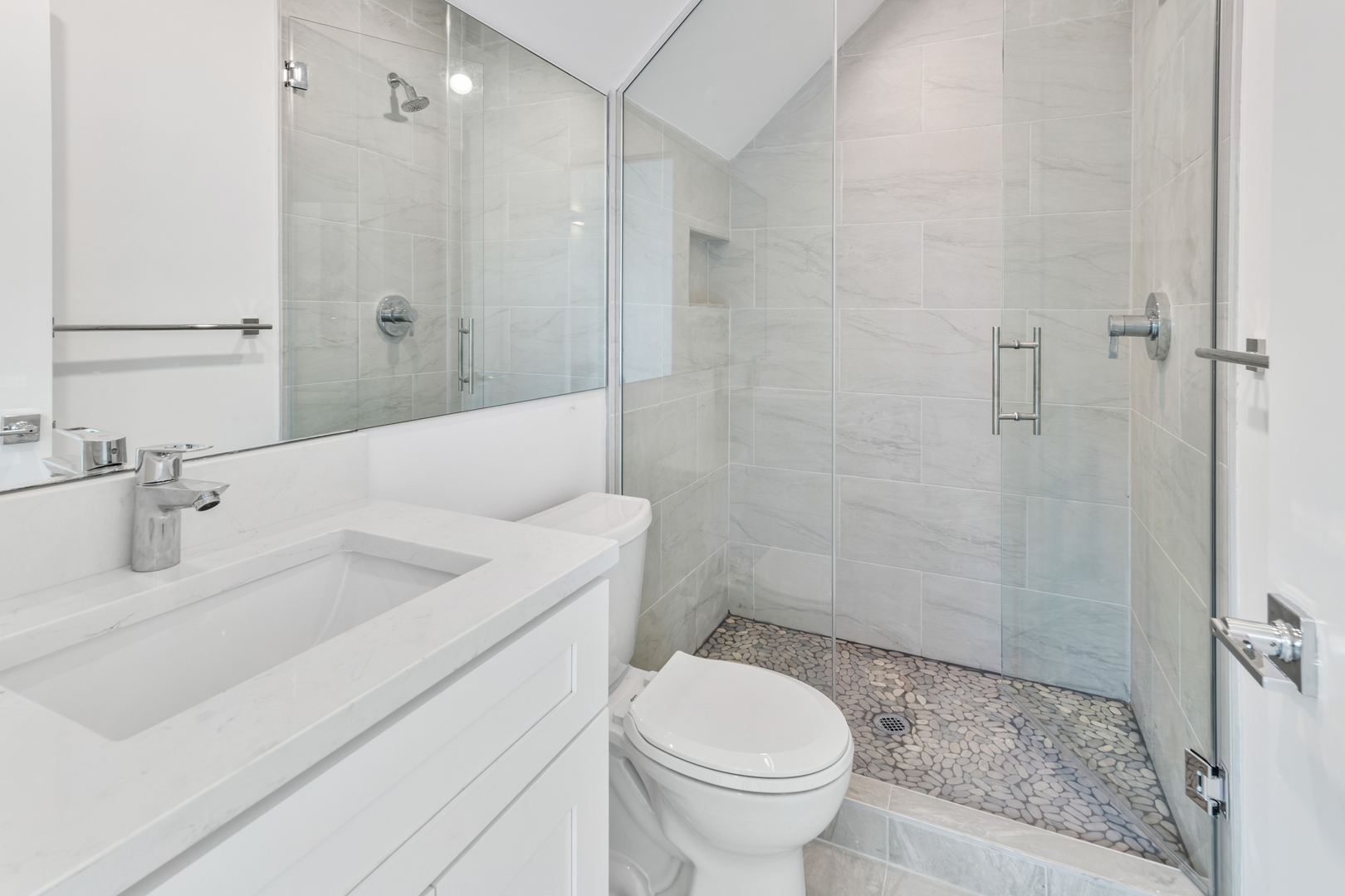 2825 N Damen Avenue Unit: 2R