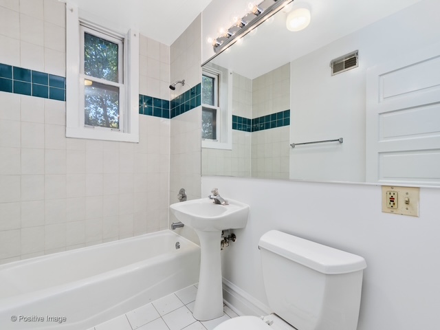 2023 W ROSCOE Street Unit: 3R