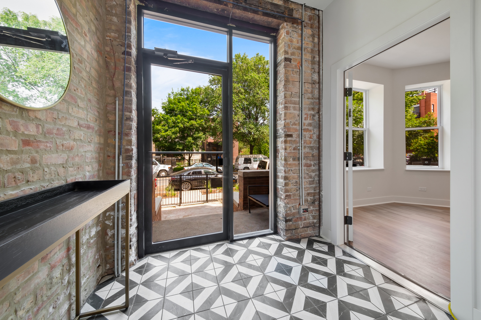 824 N Maplewood Avenue Unit: 2