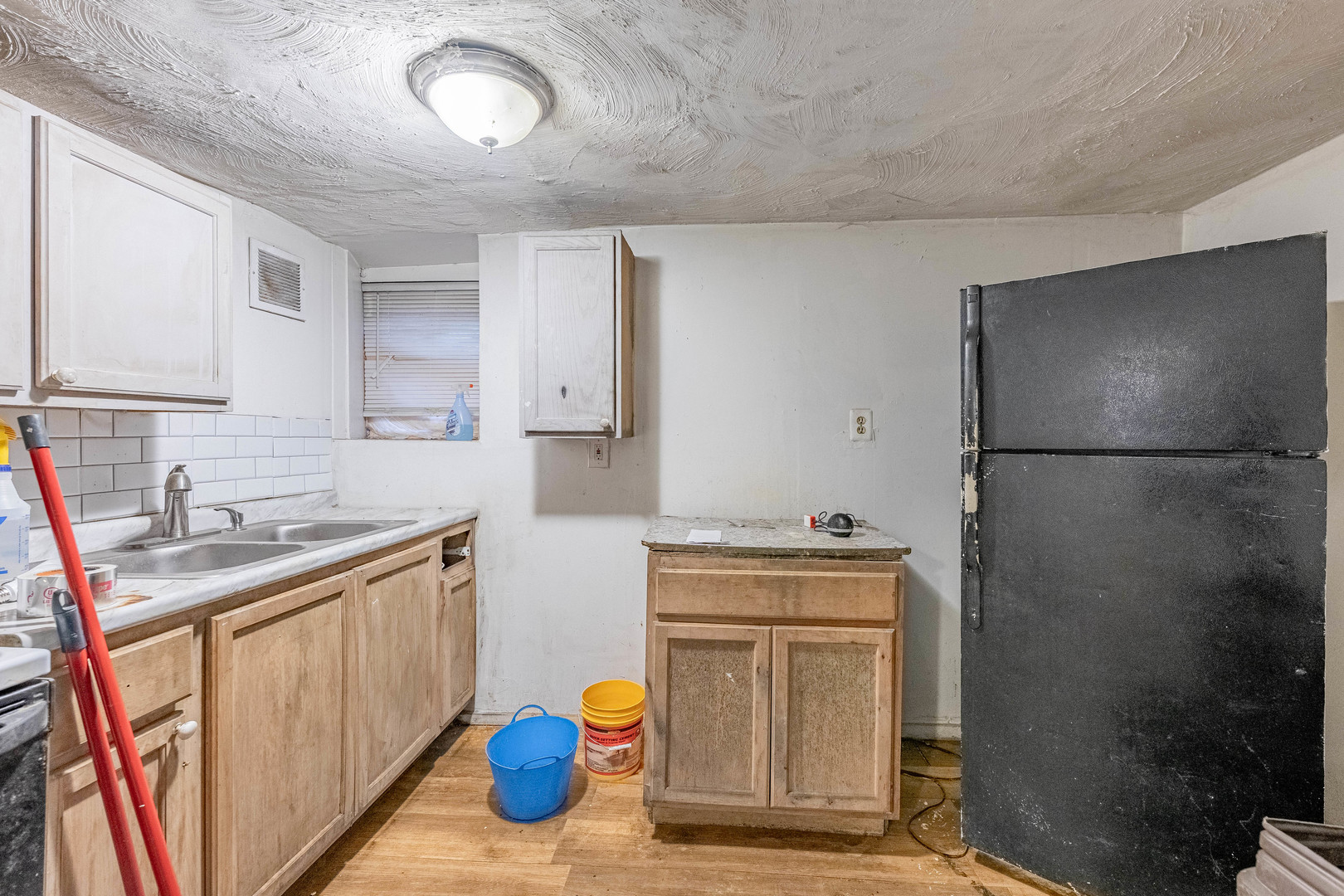 1600 S Saint Louis Avenue
