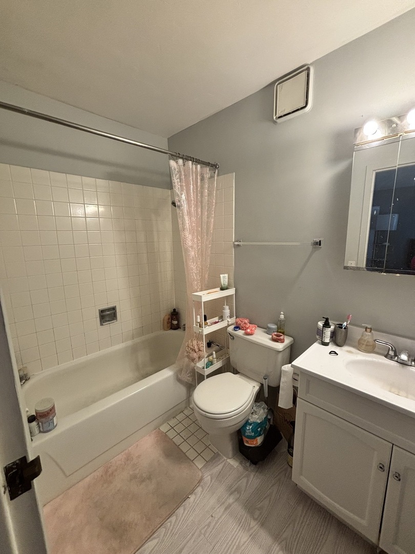 33 W Delaware Place Unit: 9C