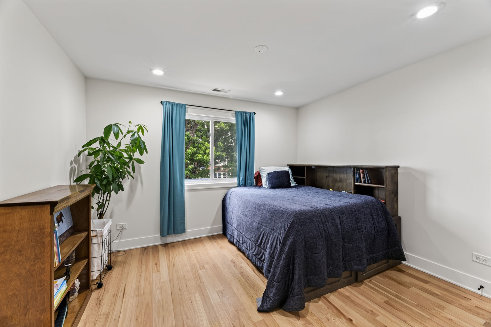 2128 N Lawler Avenue