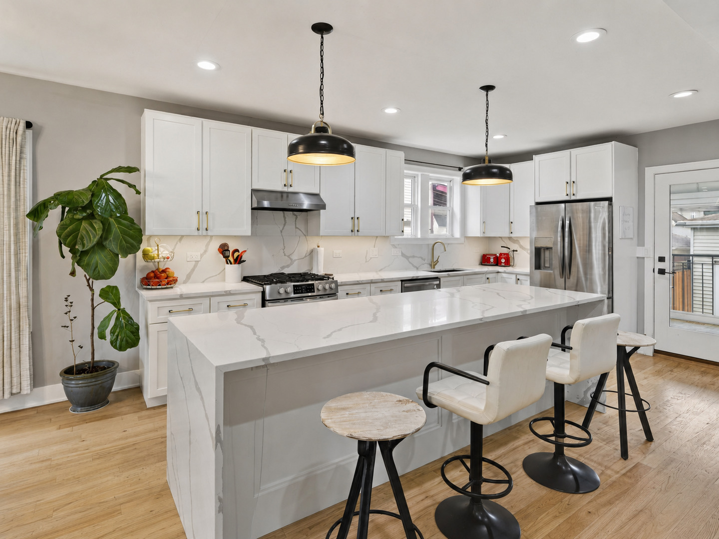 2128 N Lawler Avenue