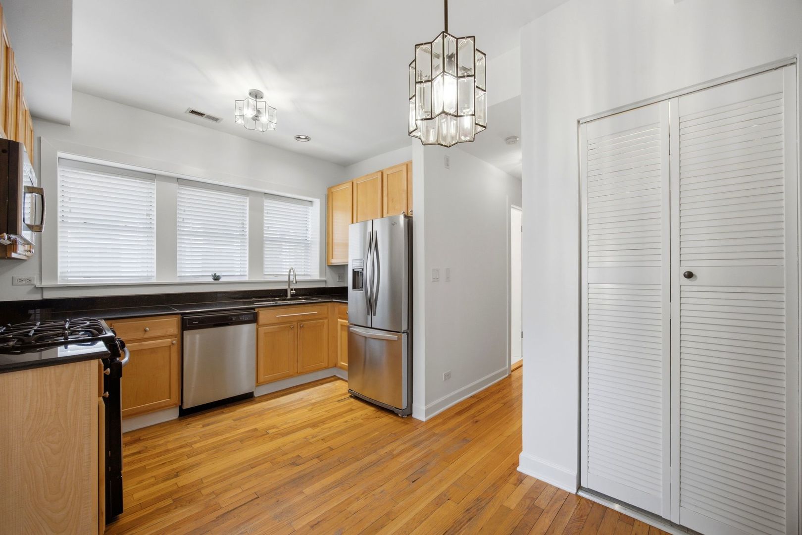 4542 N Albany Avenue Unit: 2