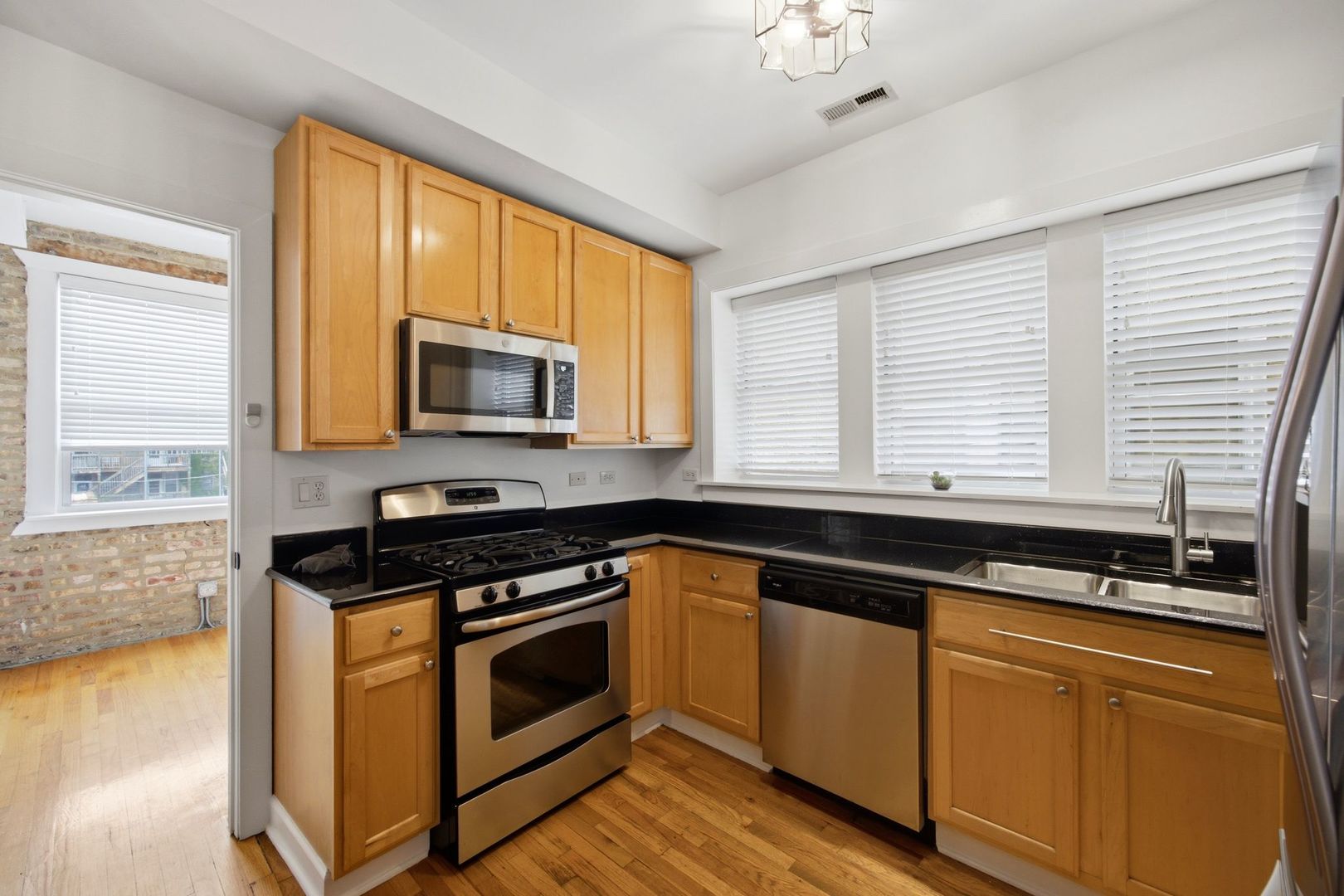 4542 N Albany Avenue Unit: 2