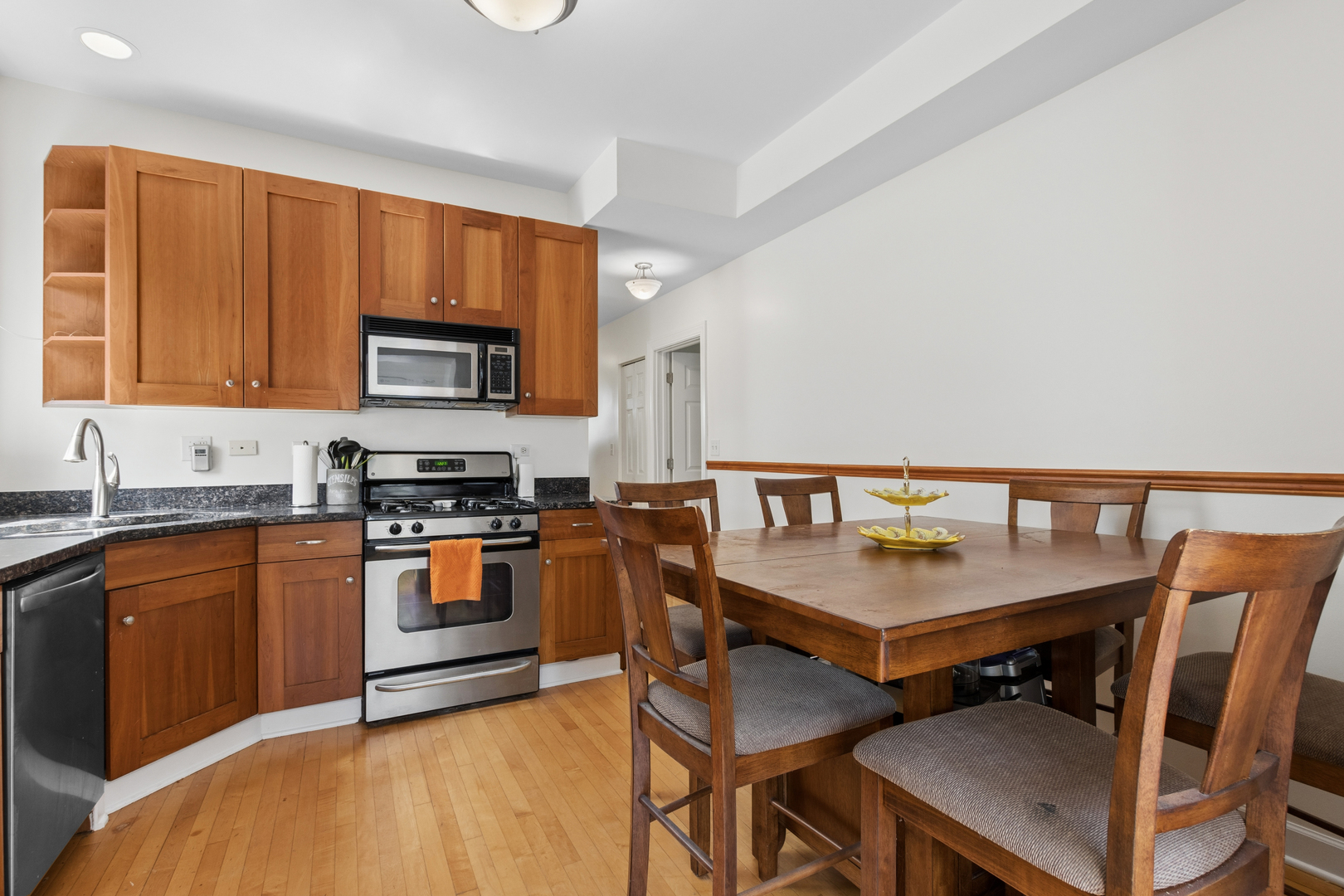 3649 N WOLCOTT Avenue Unit: 2