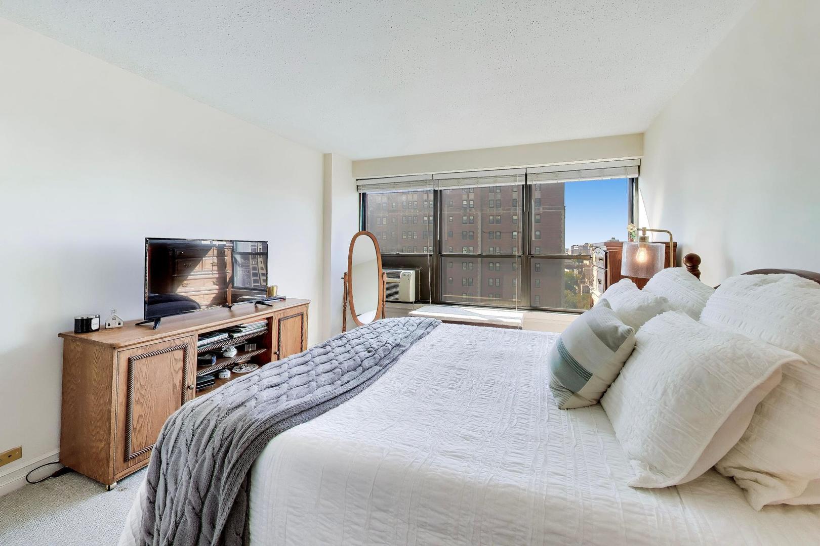 2930 N Sheridan Road Unit: 1205